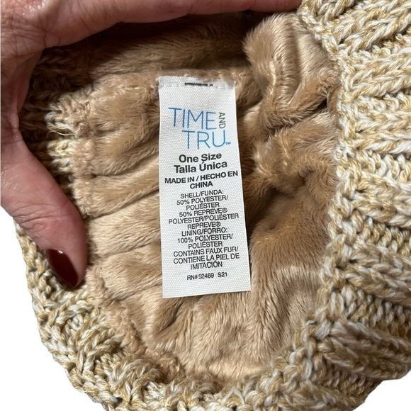 NWT Time and Tru Women’s Pom Pom Beanie - Picture 2 of 4